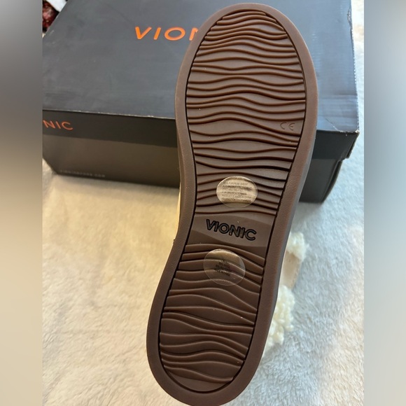 NIB Vionic Orthopedic Neutral Fuzzy Sherpa Boots - Picture 11 of 11